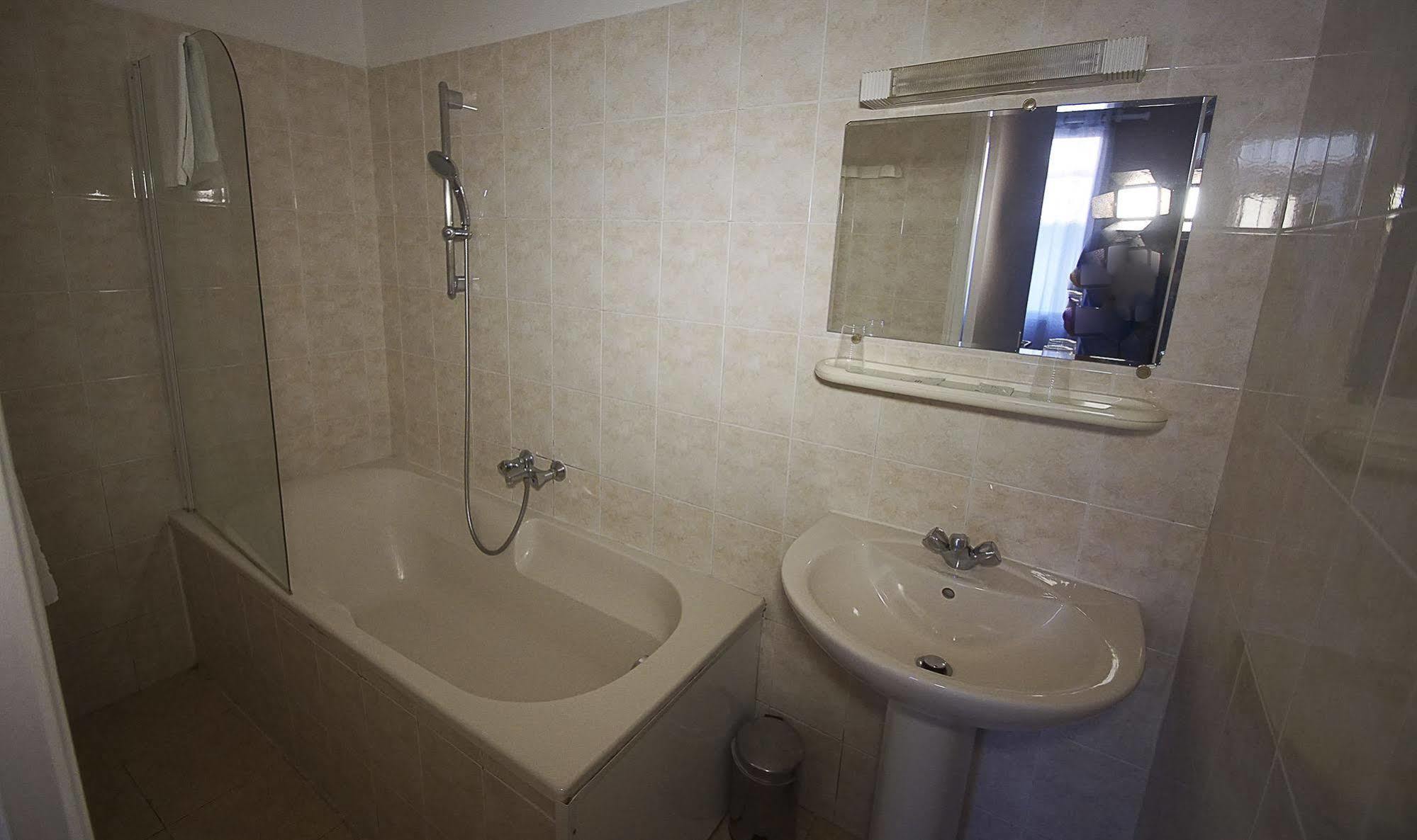Hotel Le Derby Cagnes-sur-Mer Dış mekan fotoğraf